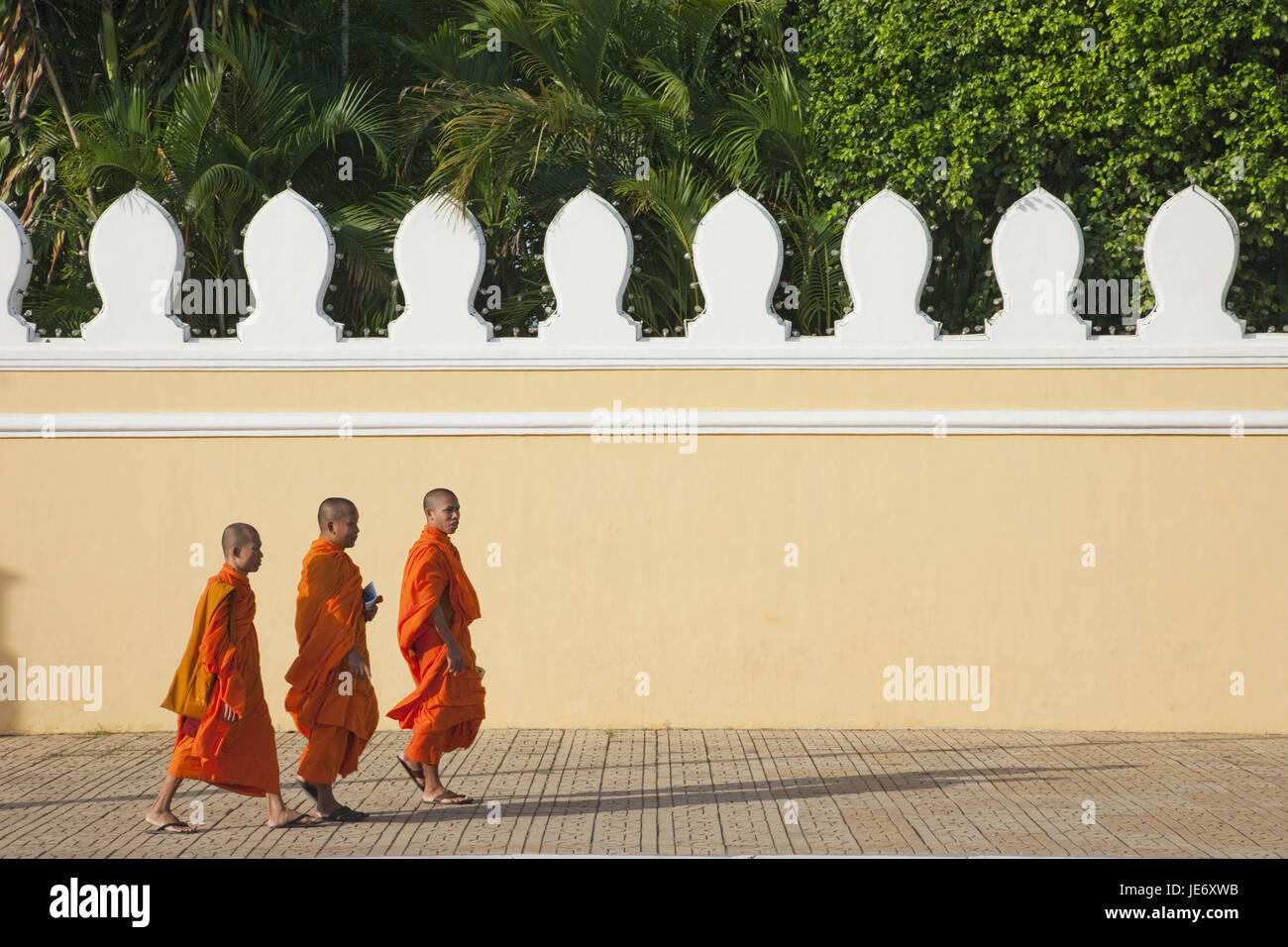 Kambodscha, Phnom Penh, Mönche vor dem königlichen Palast, Stockfoto