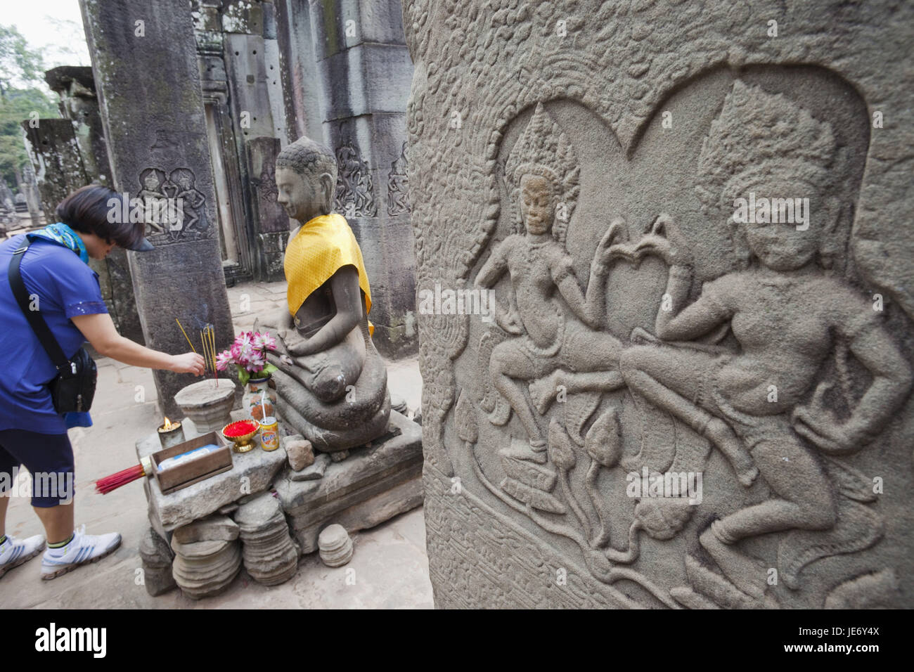 Kambodscha, Siem Reap, Angkor Thom, Bayon Tempel, Vorschlagnote, Relief, Darstellung, Apsara Tänzer, Buddha-Statue, Tourist, Stockfoto