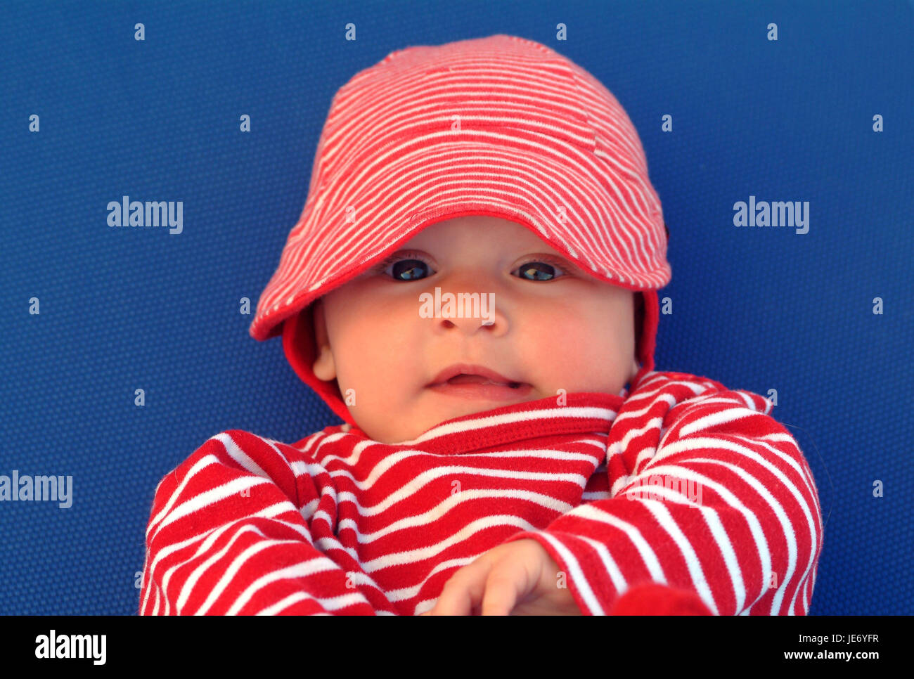 6 Monate altes Baby mit Mütze, Lächeln, Stockfoto