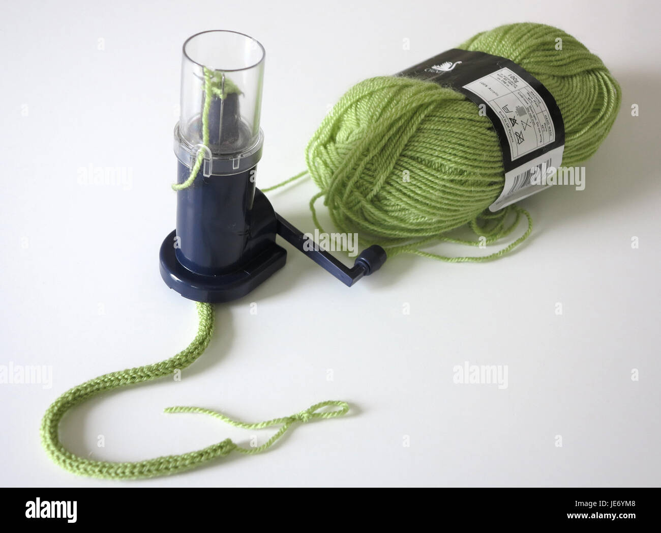 Kunststoff mechanische Strickerei mit grüner Wolle gestrickt Rohrlänge innen Stockfoto