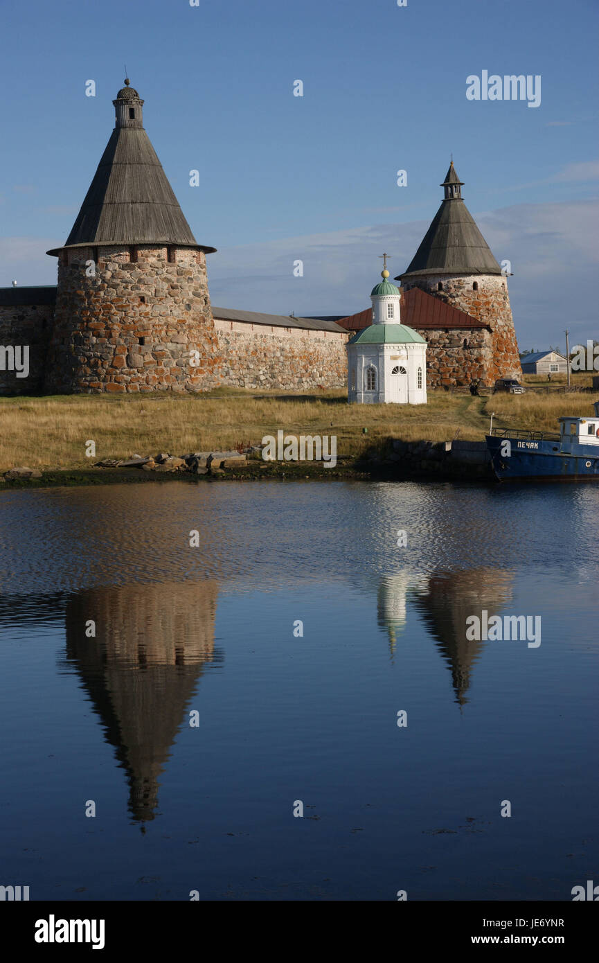 Russland, Solowezki-Inseln, schützende Stadtmauer, Türme, Fluss, Solowezki, Kreuzgang, außerhalb der Stadtmauer, Architektur, Himmel, blau, UNESCO-Weltkulturerbe, Wasser, Boot, niemand, Band, Religion, Stockfoto