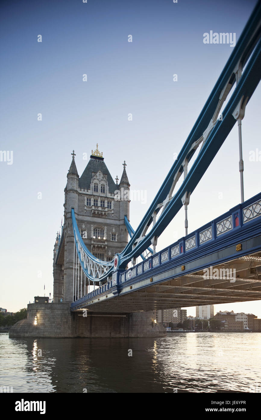 England, London, Tower Bridge, die Themse, UK, GB, Brücke, Straßenbrücke, Unruhbrücke, Fluss, Verbindung, Ort von Interesse, Tourismus, Geländer, Stockfoto