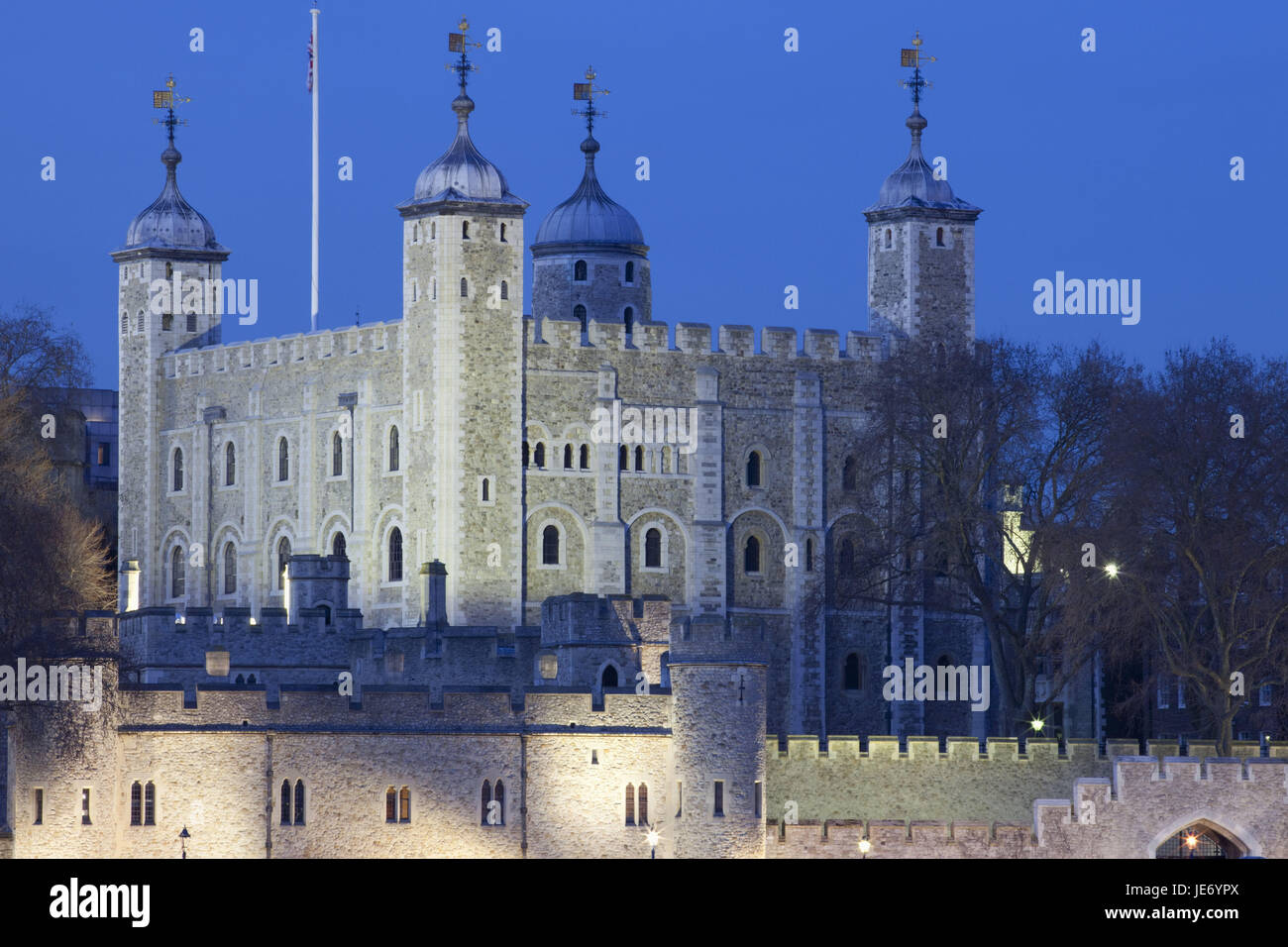 England, London, Tower of London, Komplex von Gebäuden, UK, Stadt, Burg, Gebäude, Palast, Türme, Mauern, Ort von Interesse, Tourismus, Abend, Abenddämmerung, Stockfoto