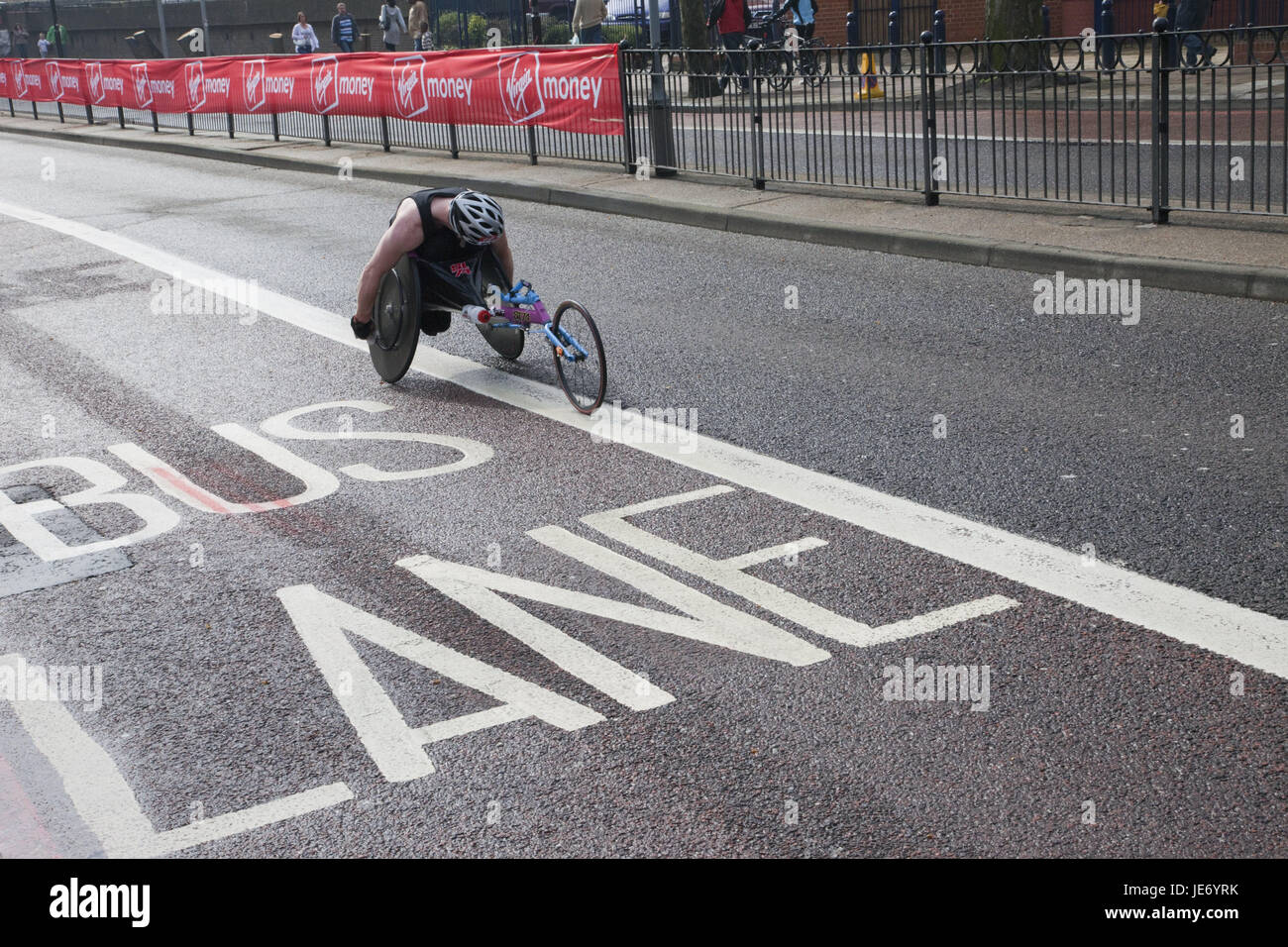 England, London, ungültig für Rollstuhl-Marathon, Teilnehmer, Person, Mensch, ungültig Rollstuhl, ungültig Rollstuhl-Fahrer, Sport, Event, Hindernis, Marathon, behindert, Bewegung, Behinderung, Behinderte Person Sport, Ehrgeiz, gehen, Radfahren, Geschwindigkeit, Behinderte, Buslinie, Event, Leistungssport, ungültig Rollstuhl Rennen, Helm, Helm, Stockfoto