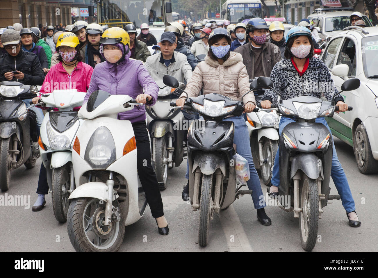 Vietnam, Hanoi, Straßenszene, Verkehr, Motorroller, Motorradfahrer, Stockfoto