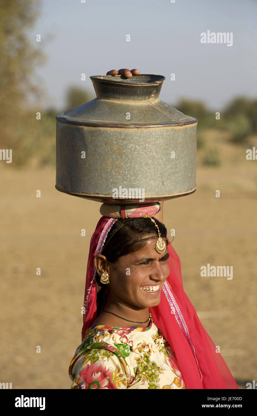 Indien, Rajasthan, Jaisalmer Region, Dorf Khuri, eine Frau mit Wasserkrug auf dem Kopf, Porträt, Stockfoto