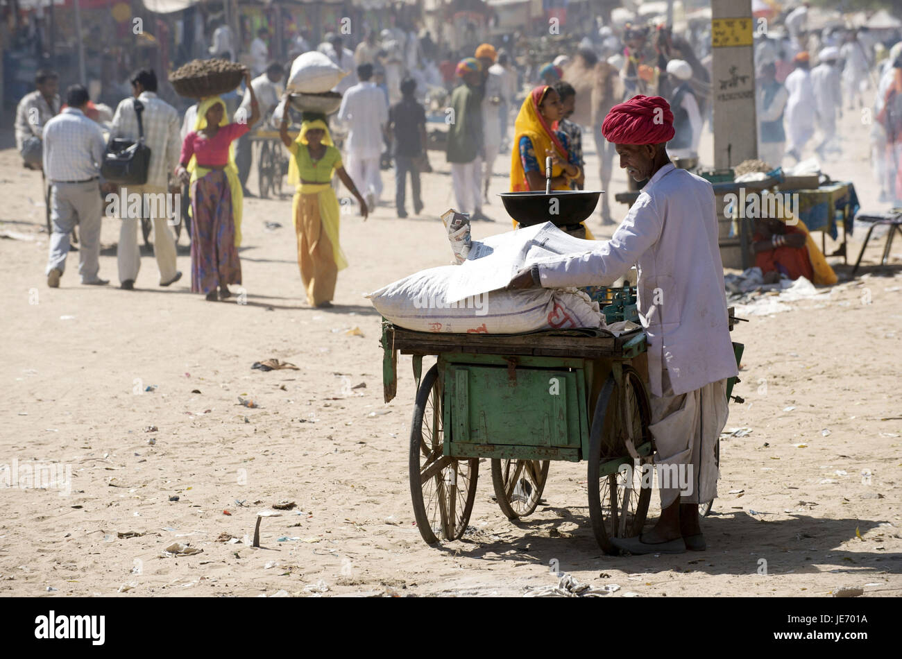 Indien, Rajasthan, Pushkar, urbanen Leben, einen Händler im Vordergrund, Stockfoto