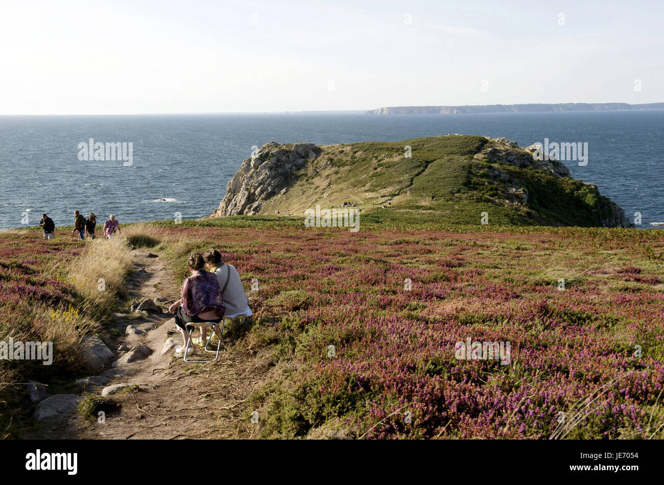 Europa, Frankreich, Bretagne, Finistere, Cap Sizun, Kastel Koz, Touristen in Küstenlandschaft, Stockfoto