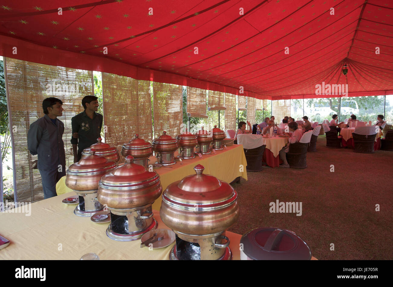 Indien, Rajasthan, Bundi, Restaurant in einem Zelt, Stockfoto