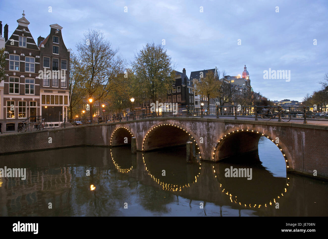 Holland, die Niederlande, Amsterdam, Illuminateded Brücke, Stockfoto