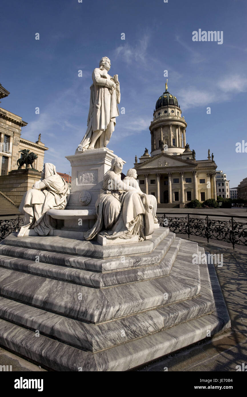 Deutschland, Berlin, Schimmer-Denkmal und französische Kirche im Hintergrund, Stockfoto