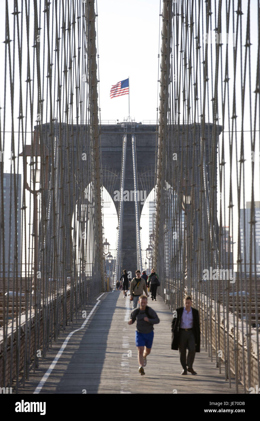 USA, Amerika, New York, Manhattan, Jogger und Fußgänger auf der Brooklyn Bridge, Stockfoto