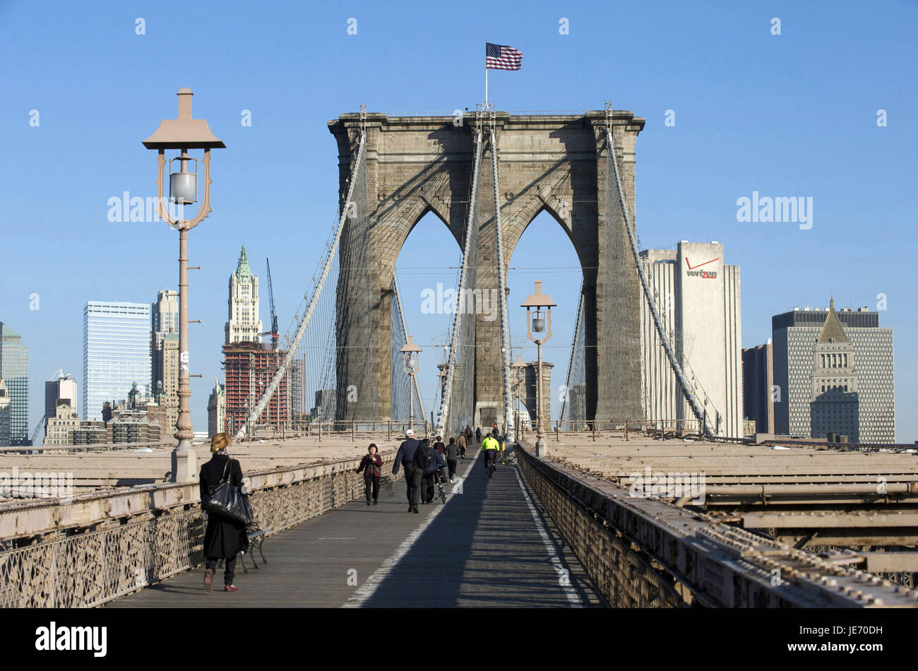 USA, Amerika, New York, Manhattan, Person auf der Brooklyn Bridge, Stockfoto