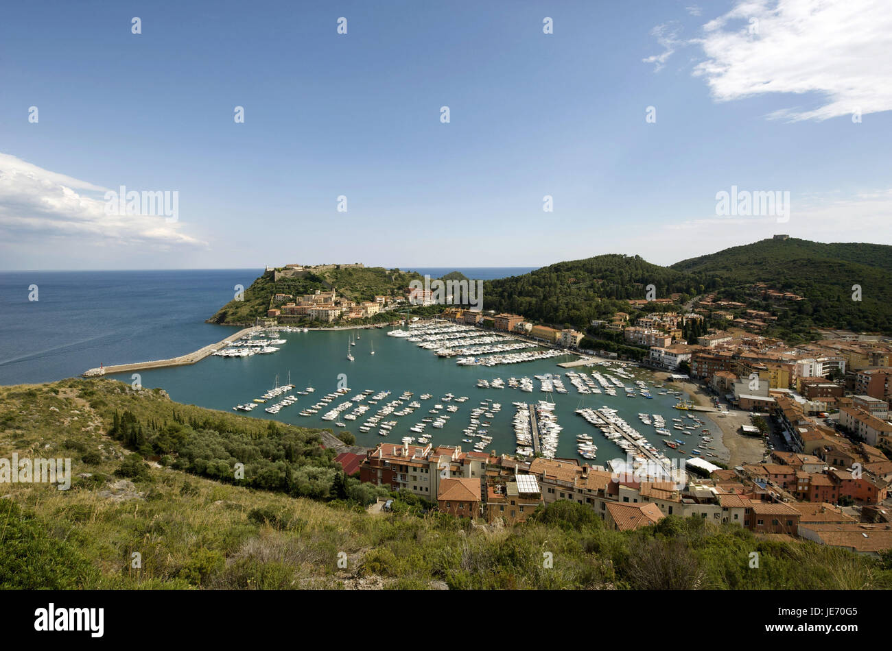 Italien, Toskana, La Maremma, Monte Argentario, Porto Ercole, Blick über den Yachthafen und den Ort, Stockfoto