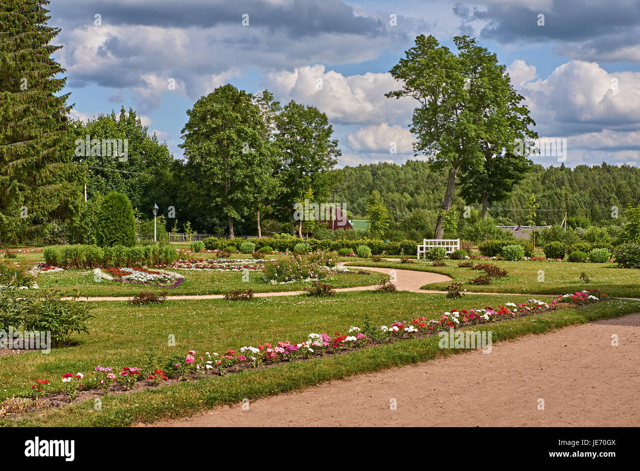 Landschaftspark im Sommer um die Mittagszeit. Rasen, den bewölkten Himmel. Russland, der Region Pskow. Landschaft, Natur, Landschaftsdesign Sommer Parklandschaft Stockfoto