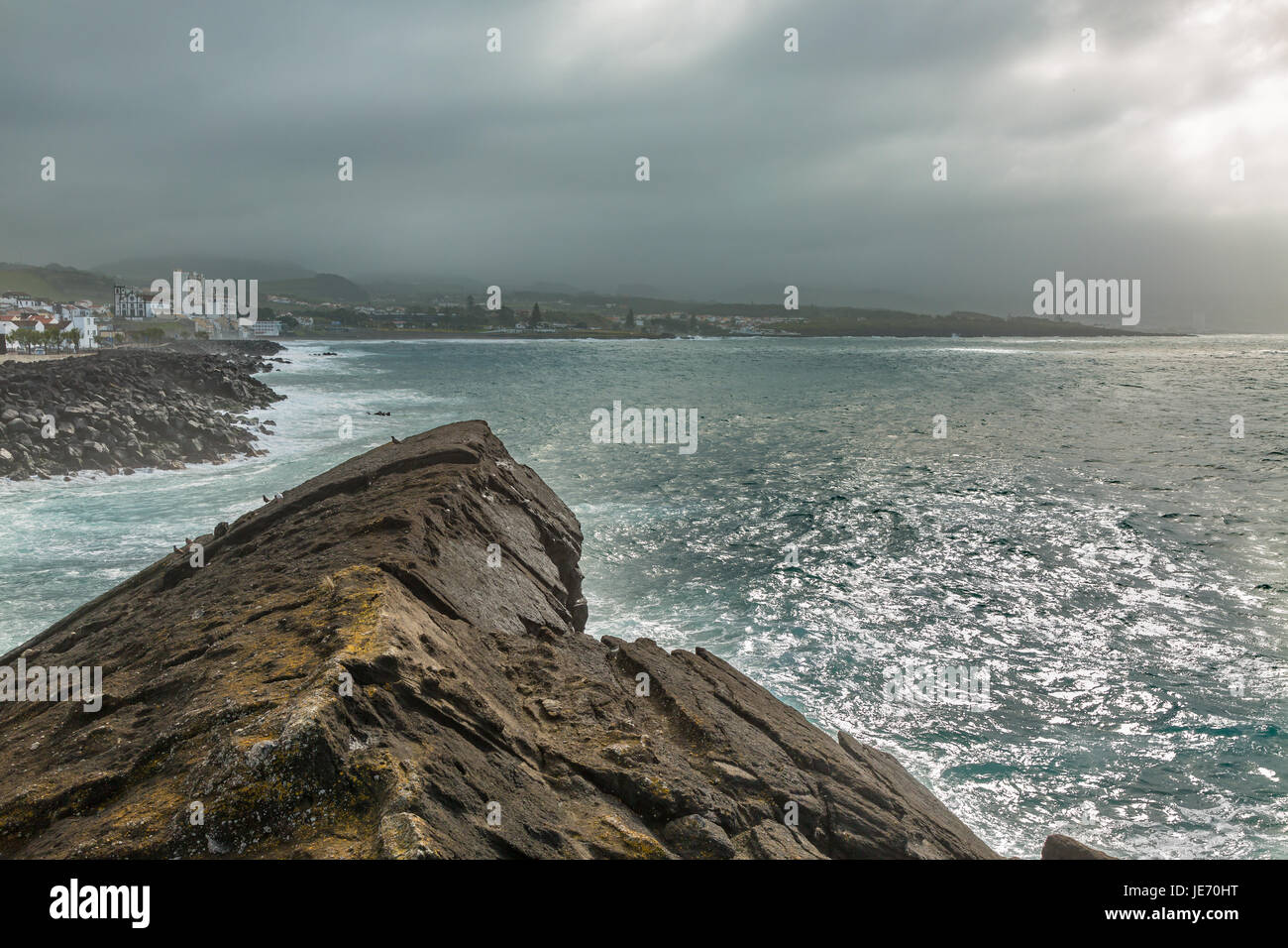 An der felsigen Küste in Sao Rogue auf Sao Miguel Island. Die Insel Sao Miguel ist Teil der Azoren Archipel, Portugal Stockfoto