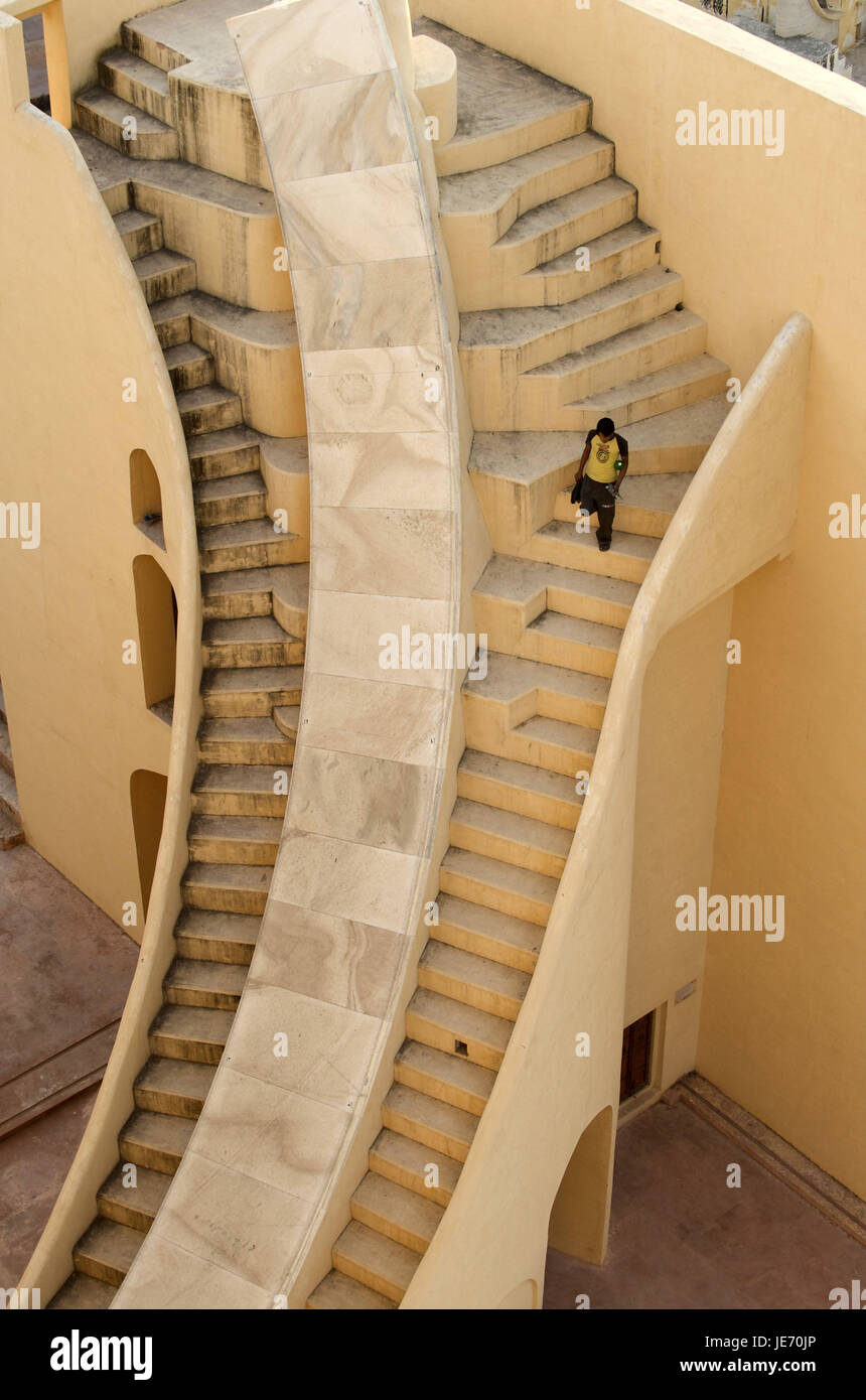 Indien, Rajasthan, Jaipur, Jantar Mantar, historischen Sternwarte, Person auf Treppen, Stockfoto