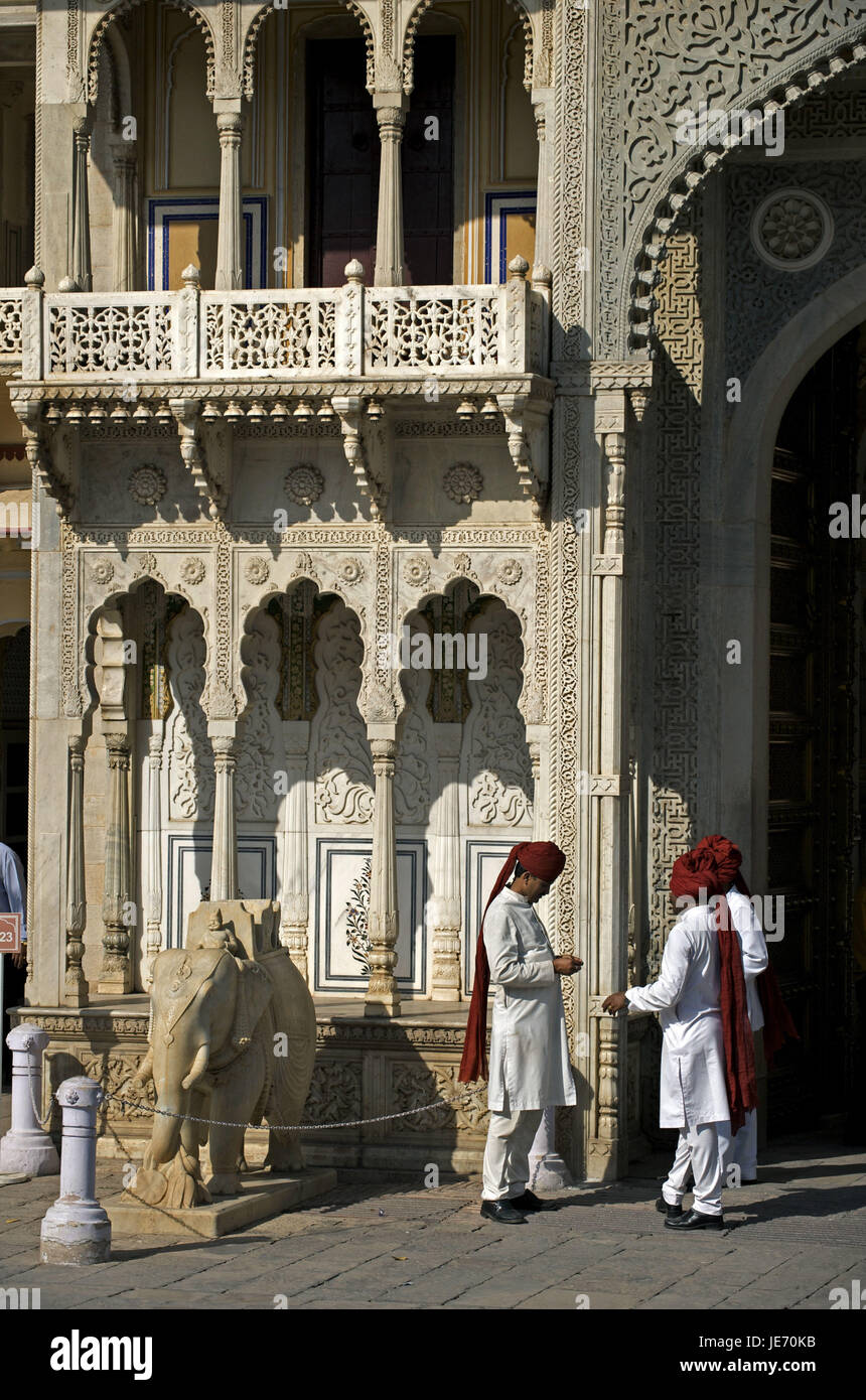 Indien, Jaipur, Rajasthan, Stadtpalast, Sarhad-Ki-Deorhi, Marmor Ziel mit Elefanten Skulpturen Stockfoto