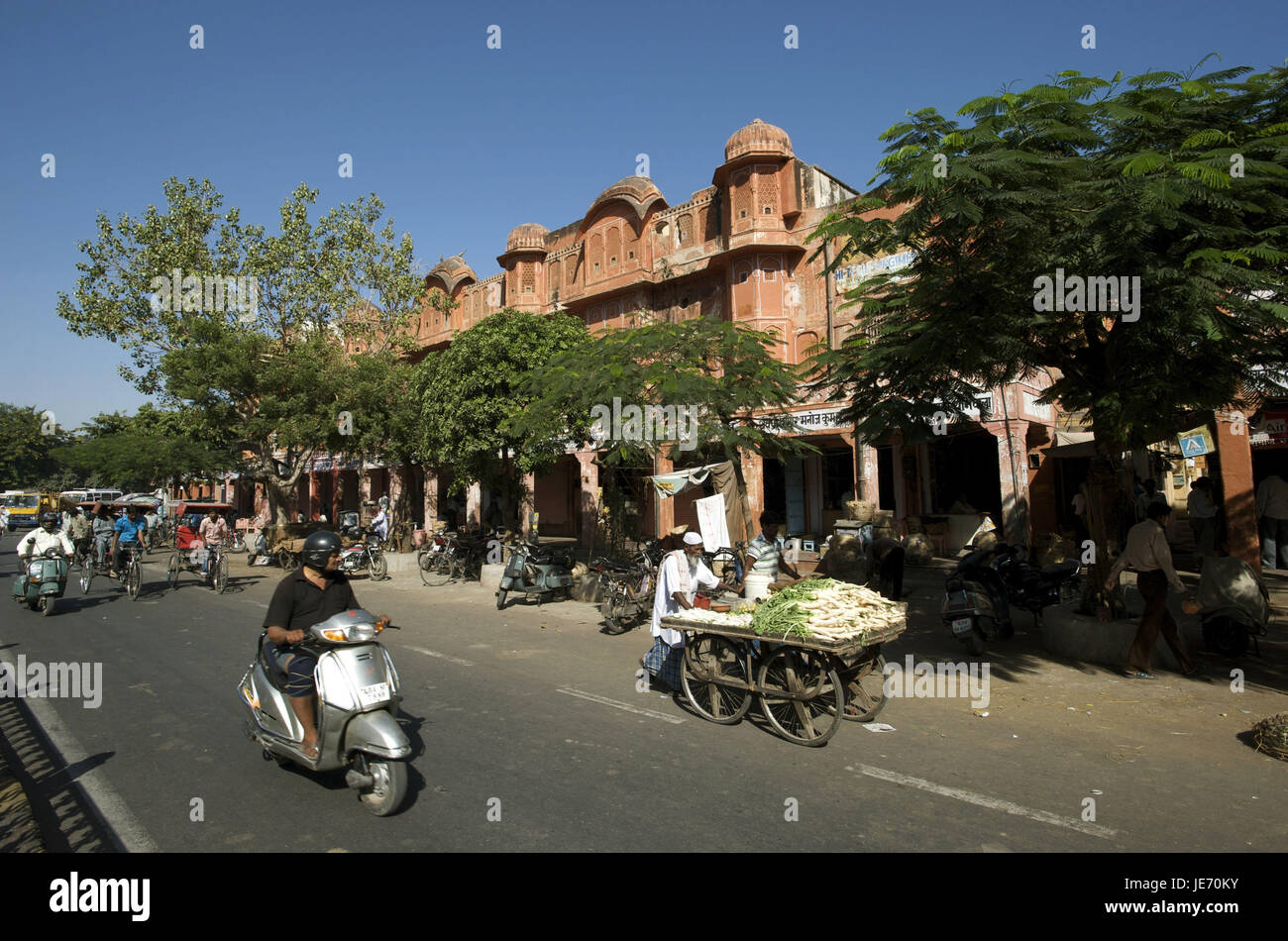 Indien, Rajasthan, Jaipur, Old Town, moped Fahrer auf dem Weg, Stockfoto