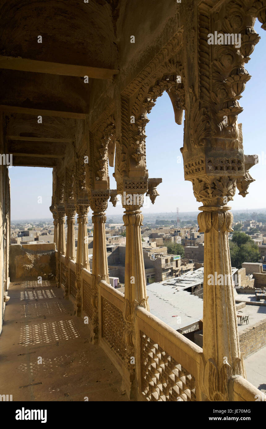 Indien, Rajasthan, Jaisalmer, Salim Singh-Ki-Haveli, Blick auf einen Balkon über die Stadt, Stockfoto