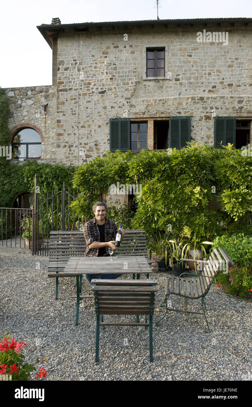 Italien, Toskana, Region Chianti, Castellina in Chianti, Weingutsbesitzer am Weinberg, Stockfoto