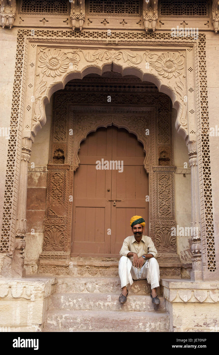 Indien, Rajasthan, Jodhpur, Fort Mehrangarh, Mann im Innenhof, Stockfoto