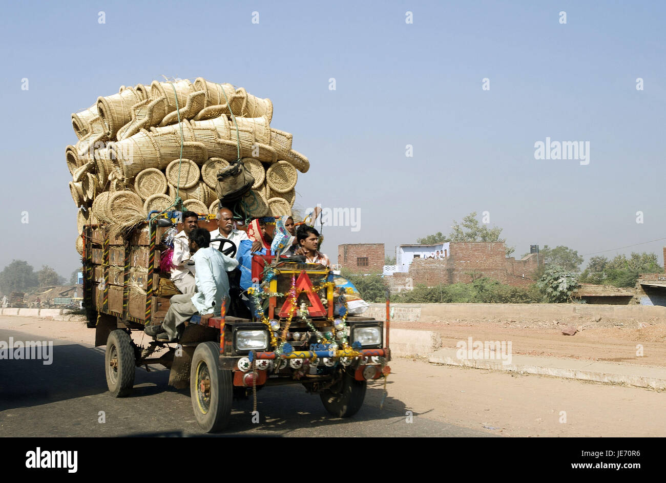 Indien, Uttar Pradesh, einen LKW mit Flechtwerk auf dem Weg zwischen Jaipur und Agra, Stockfoto