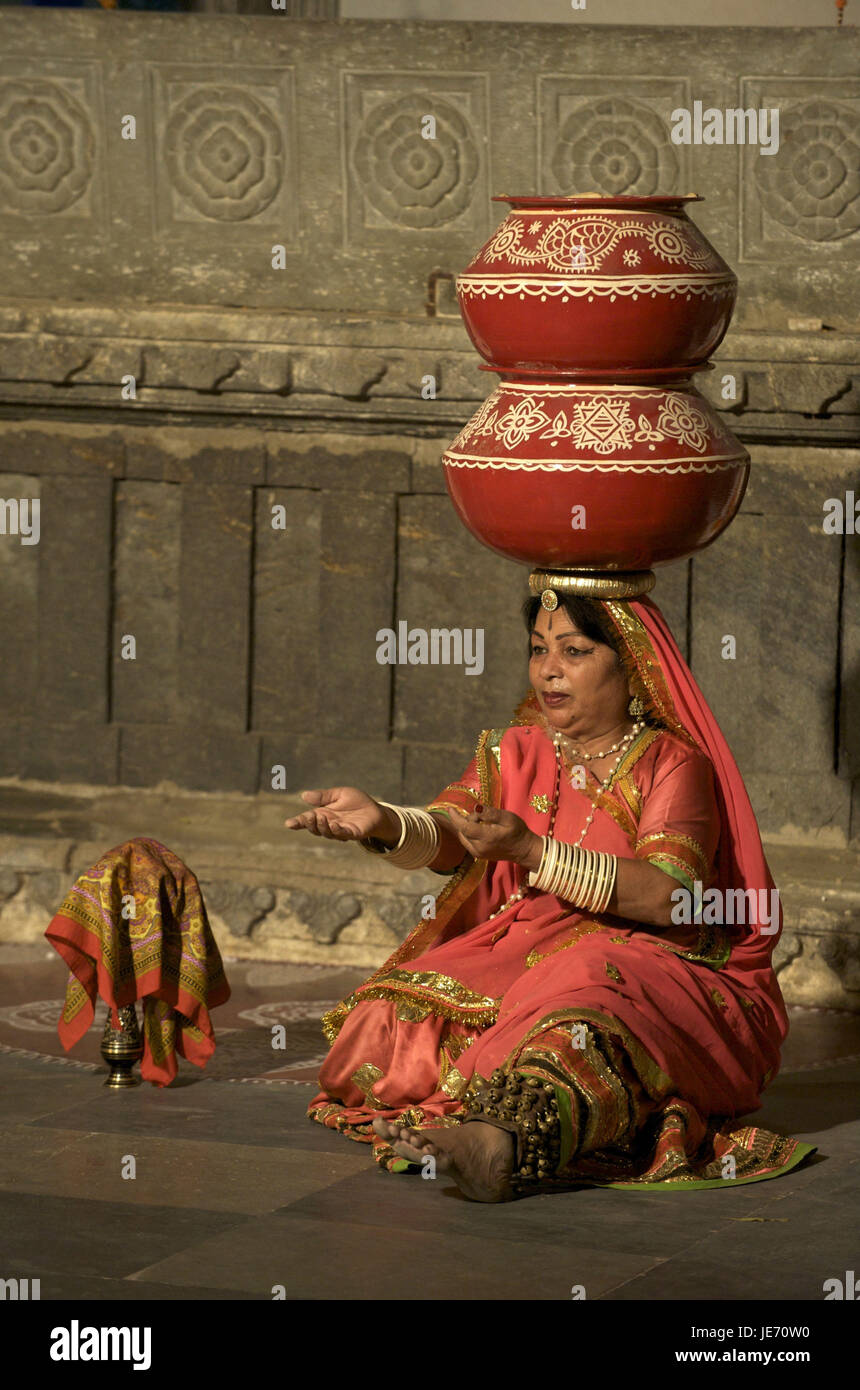 Indien, Rajasthan, Udaipur, Bagore-Ki-Haveli, traditionelle Musik, Tänzer mit Schiff auf dem Kopf, Stockfoto