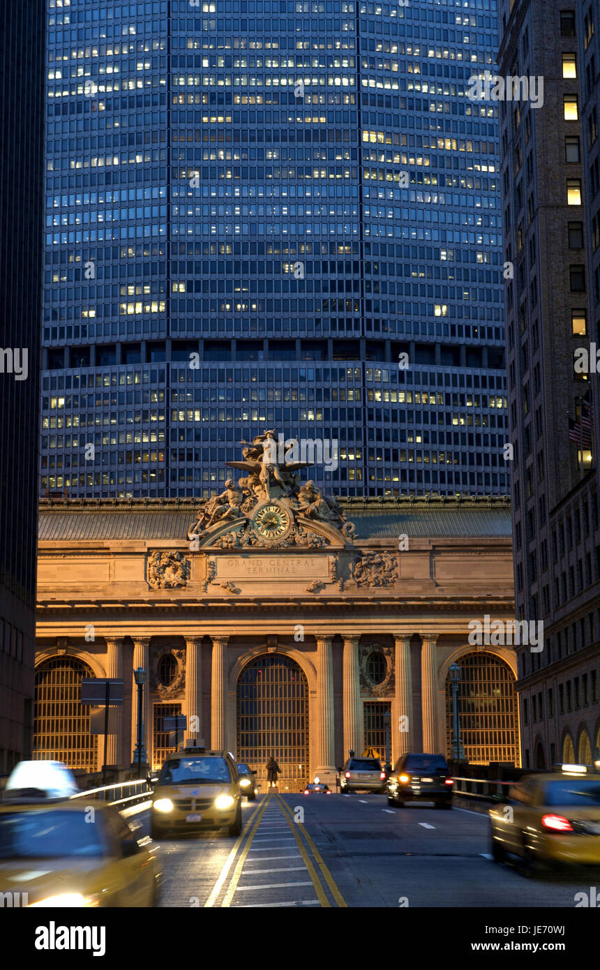 USA, Amerika, New York, Manhattan, Grand Central Station in der Nacht, taxis auf dem Weg, Stockfoto