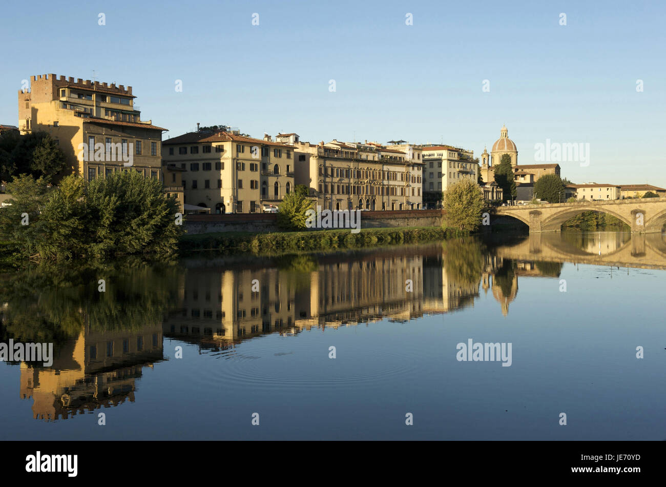 Italien, Toskana, Florenz, gewölbte Brücke über den Fluss Arno, Brücke im Hintergrund, Stockfoto