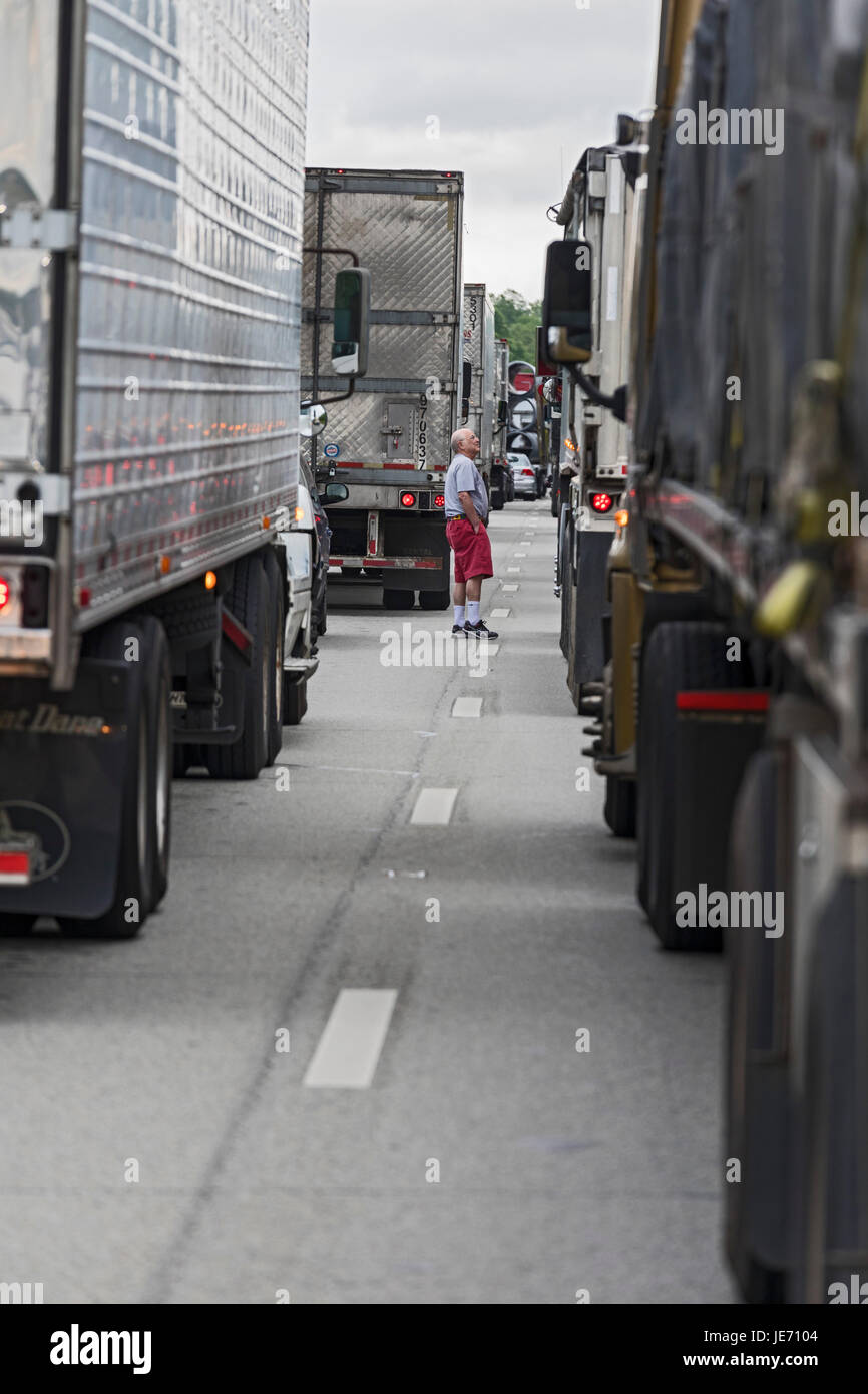 Mercer, Pennsylvania - LKW Fahrer chatten wie LKW als Folge eines Unfalls auf der Interstate 80 im westlichen Pennsylvania gestoppt werden. Stockfoto