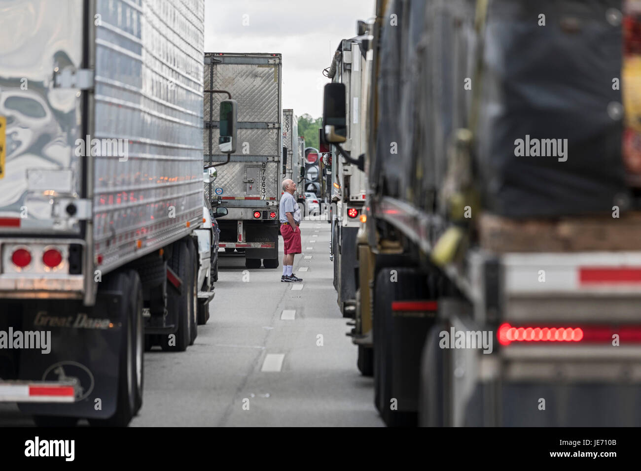 Mercer, Pennsylvania - LKW Fahrer chatten wie LKW als Folge eines Unfalls auf der Interstate 80 im westlichen Pennsylvania gestoppt werden. Stockfoto
