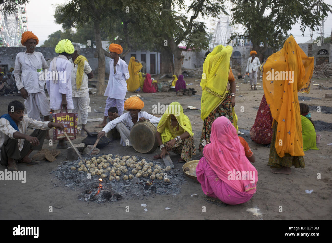 Indien, Rajasthan, Pushkar, Person selbst zubereiten in einem Lagerfeuer Stockfoto