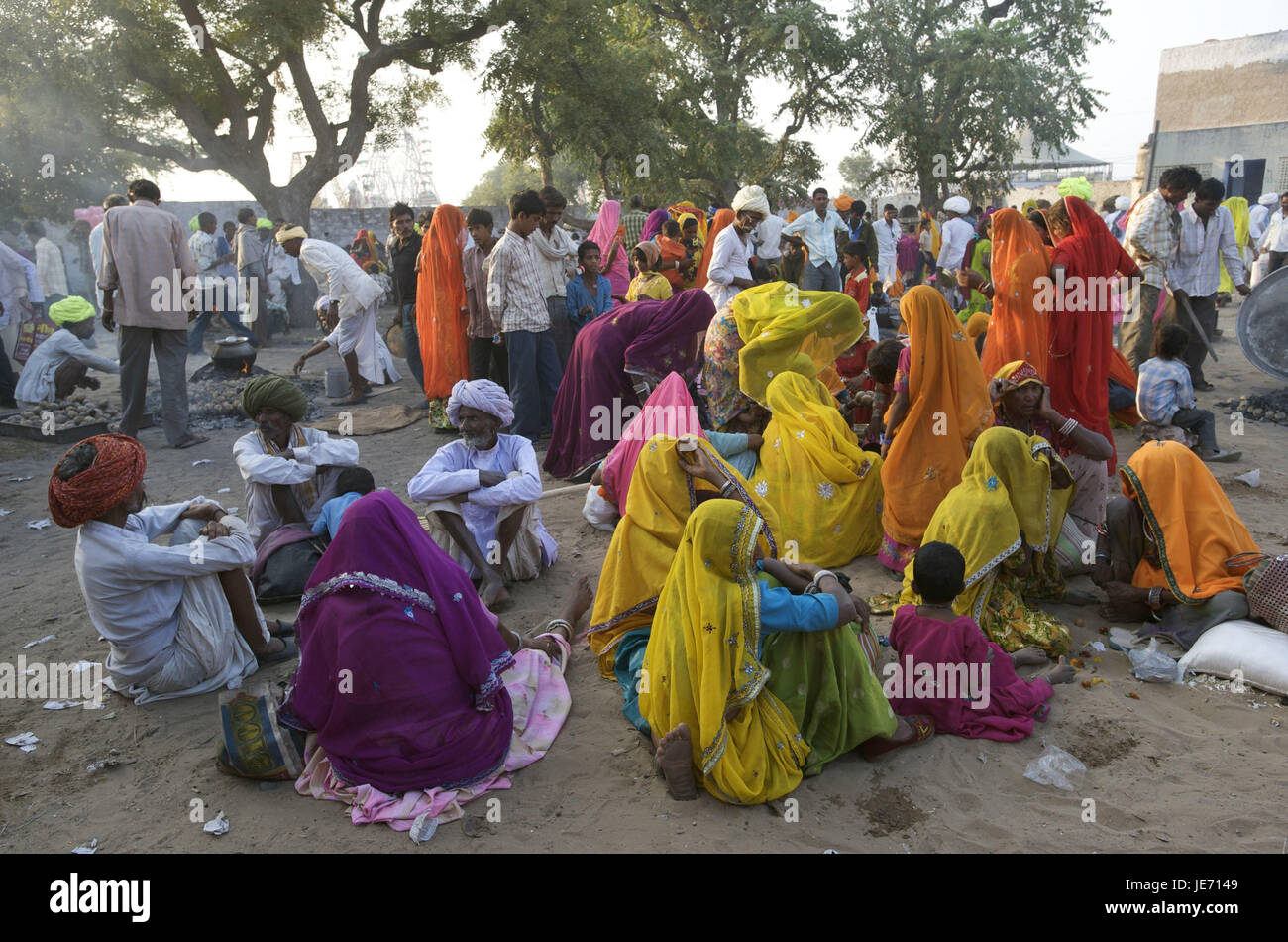 Indien, Rajasthan, Pushkar, Person selbst zubereiten in einem Lagerfeuer Stockfoto