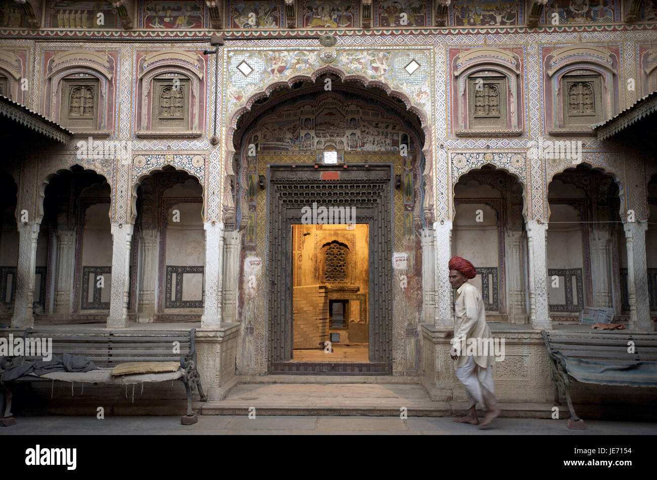 Indien, Rajasthan, Region Shekhawati, Nawalgar, Baghton-Ki-Haveli, Mann vor einer Tür, Stockfoto