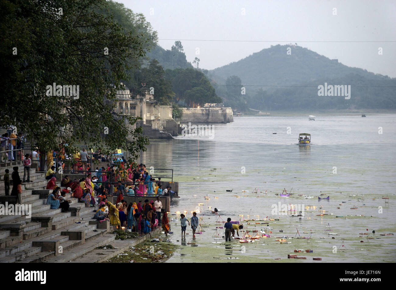 Indien, Rajasthan, Udaipur, Naoghat, Person am Ufer, Kartik Purnima, Heiligen fest, Stockfoto