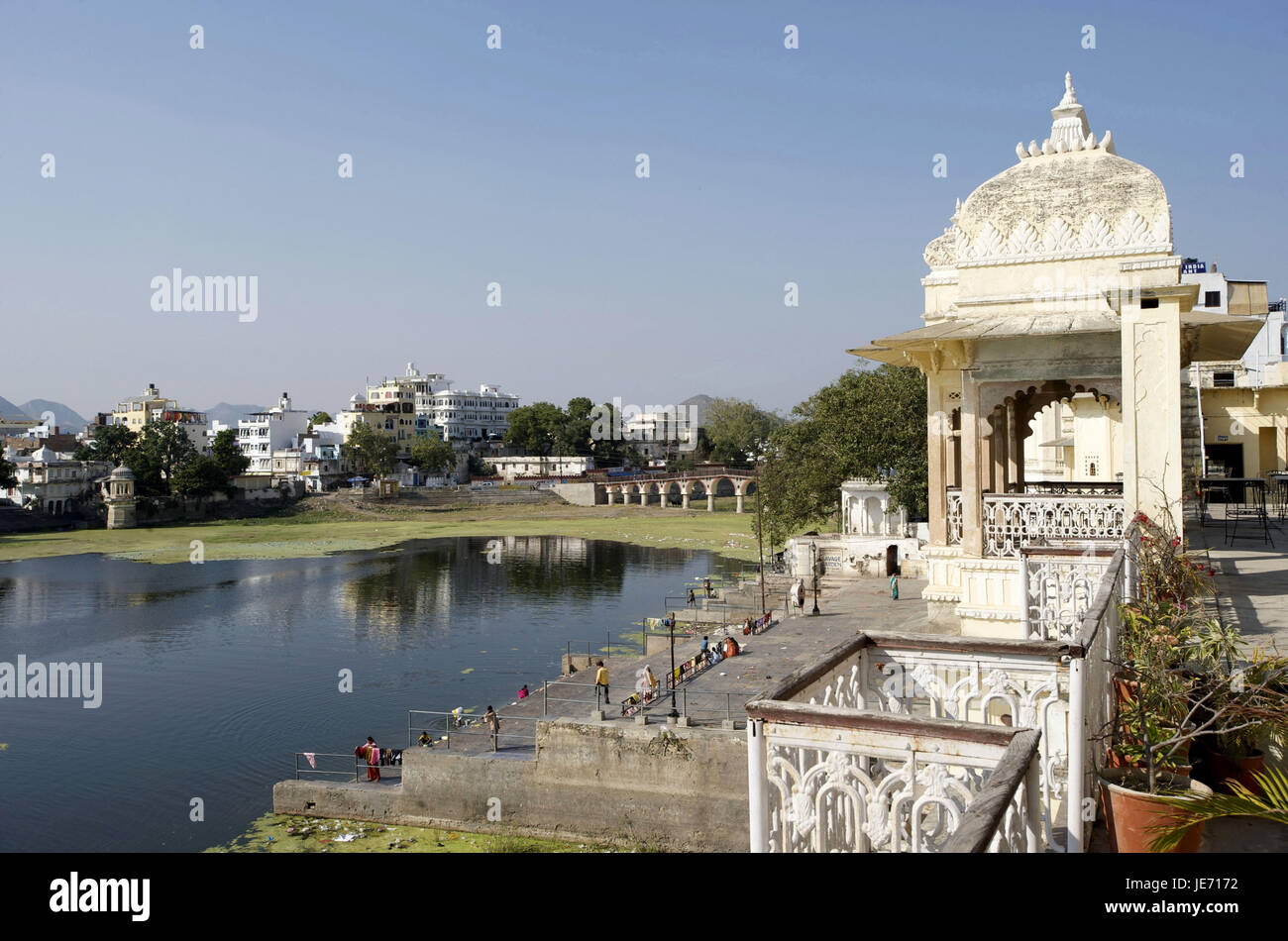 Indien, Rajasthan, Udaipur, Bagore-Ki-Haveli und Pichola-See, Stockfoto