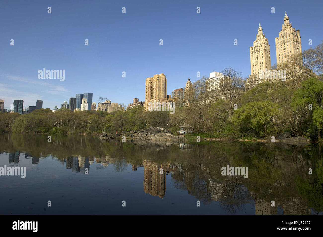 USA, Amerika, New York, Manhattan, Central Park, Hochhäuser spiegeln sich im See, Stockfoto