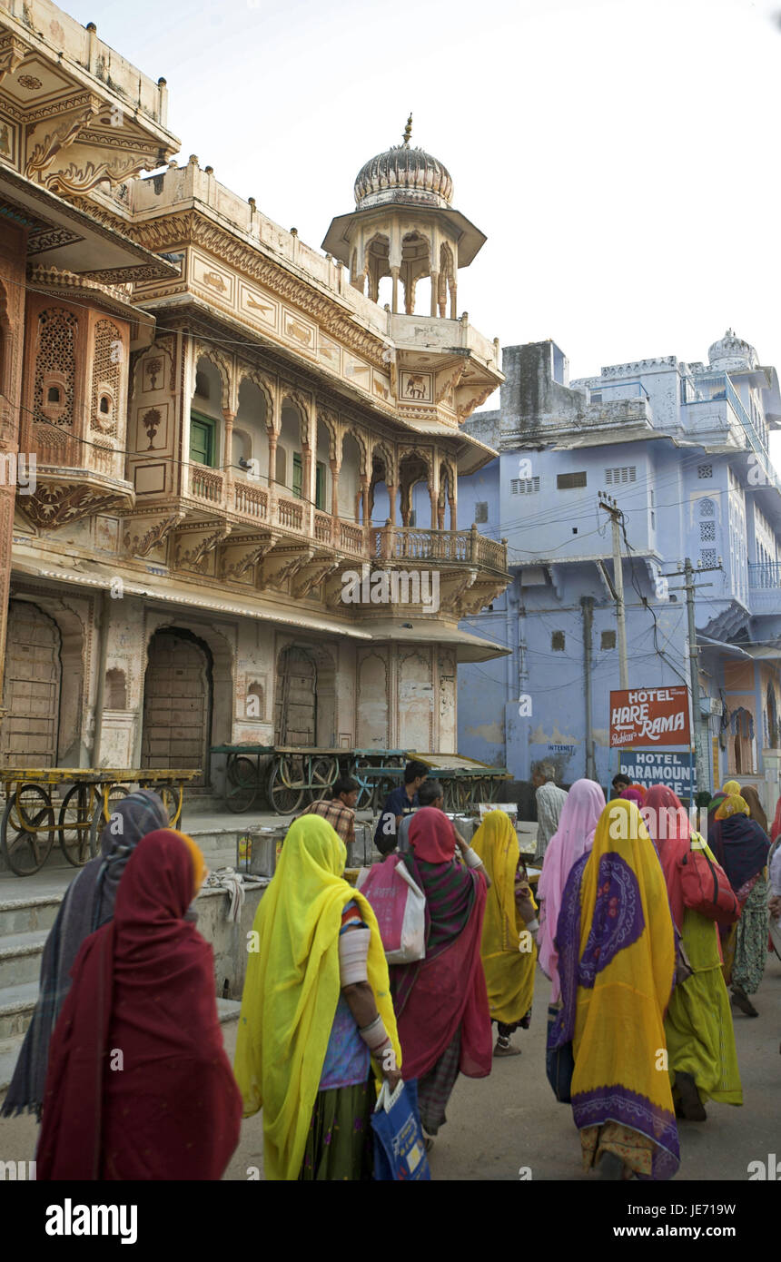 Indien, Rajasthan, Pushkar, Frauen in Saris auf der Straße, Ansicht von hinten, Stockfoto