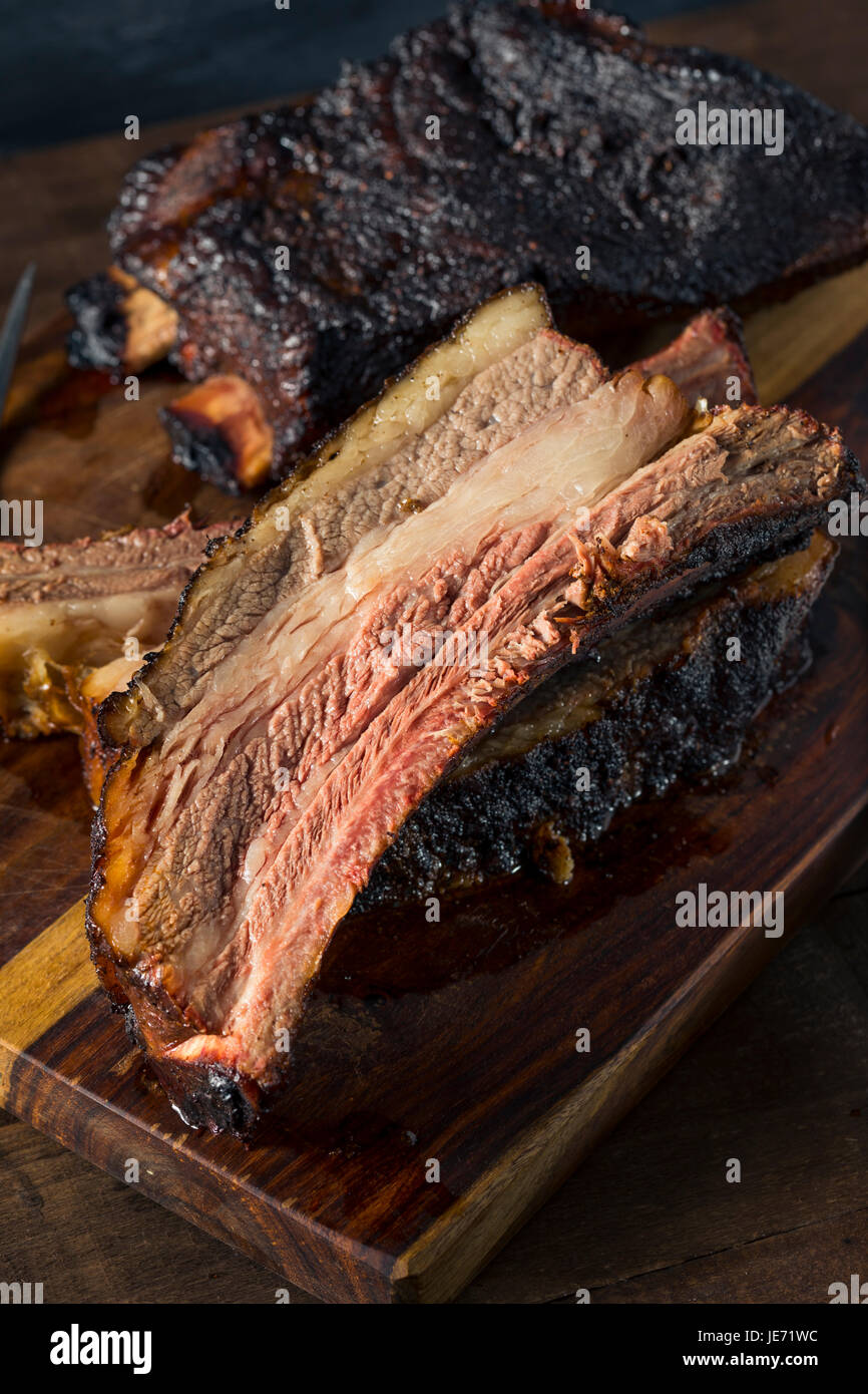 Leckeren geräucherten Beef Ribs mit Barbecue-Sauce Stockfoto