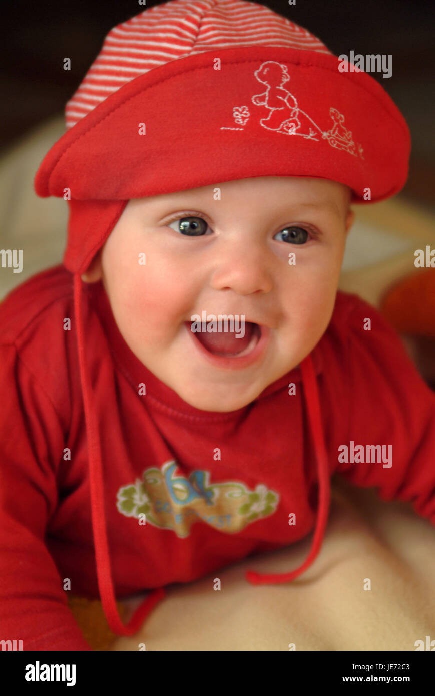 6 Monate altes Baby mit Mütze, lachen, Portrait, Stockfoto