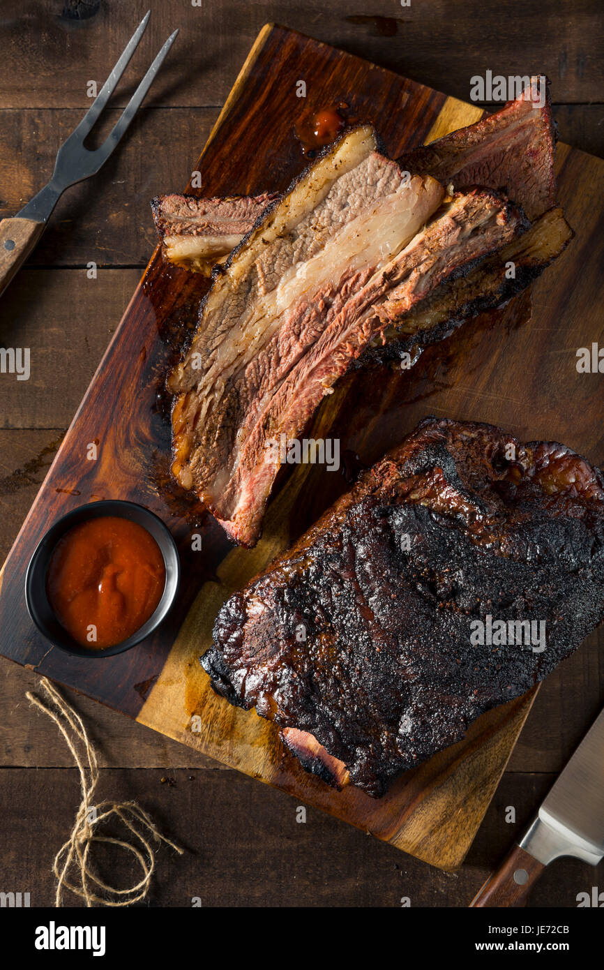 Leckeren geräucherten Beef Ribs mit Barbecue-Sauce Stockfoto