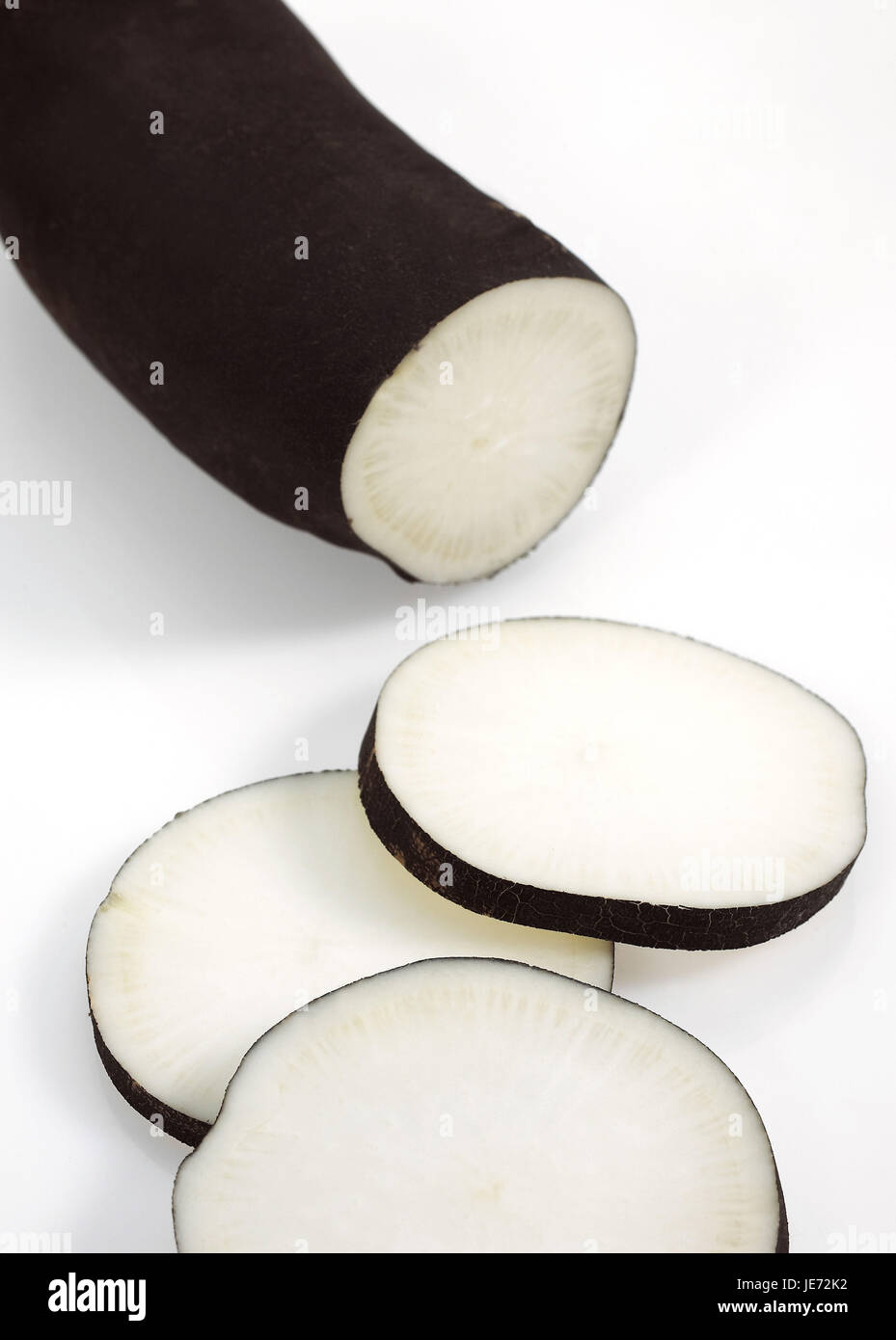 Schwarzer Winter-Rettich, schwarzer Rettich, Raphanus Sativus, Gemüse, weißer Hintergrund, Stockfoto