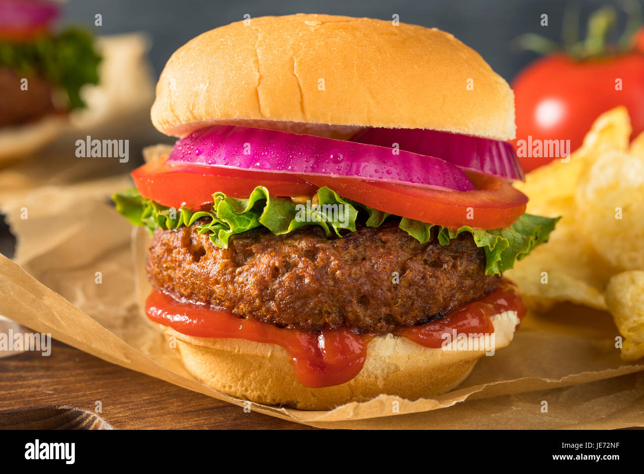 Gesunde vegane Vegetarier Fleisch frei Burger mit Salat, Tomaten und Zwiebeln Stockfoto