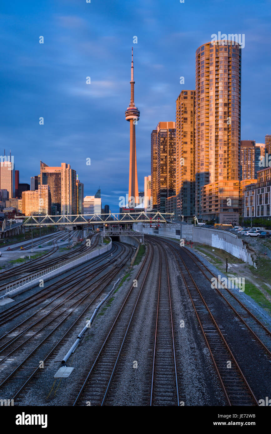 Toronto Skyline bei Sonnenuntergang mit CN Tower und Eisenbahnlinien, Ontario, Kanada Stockfoto