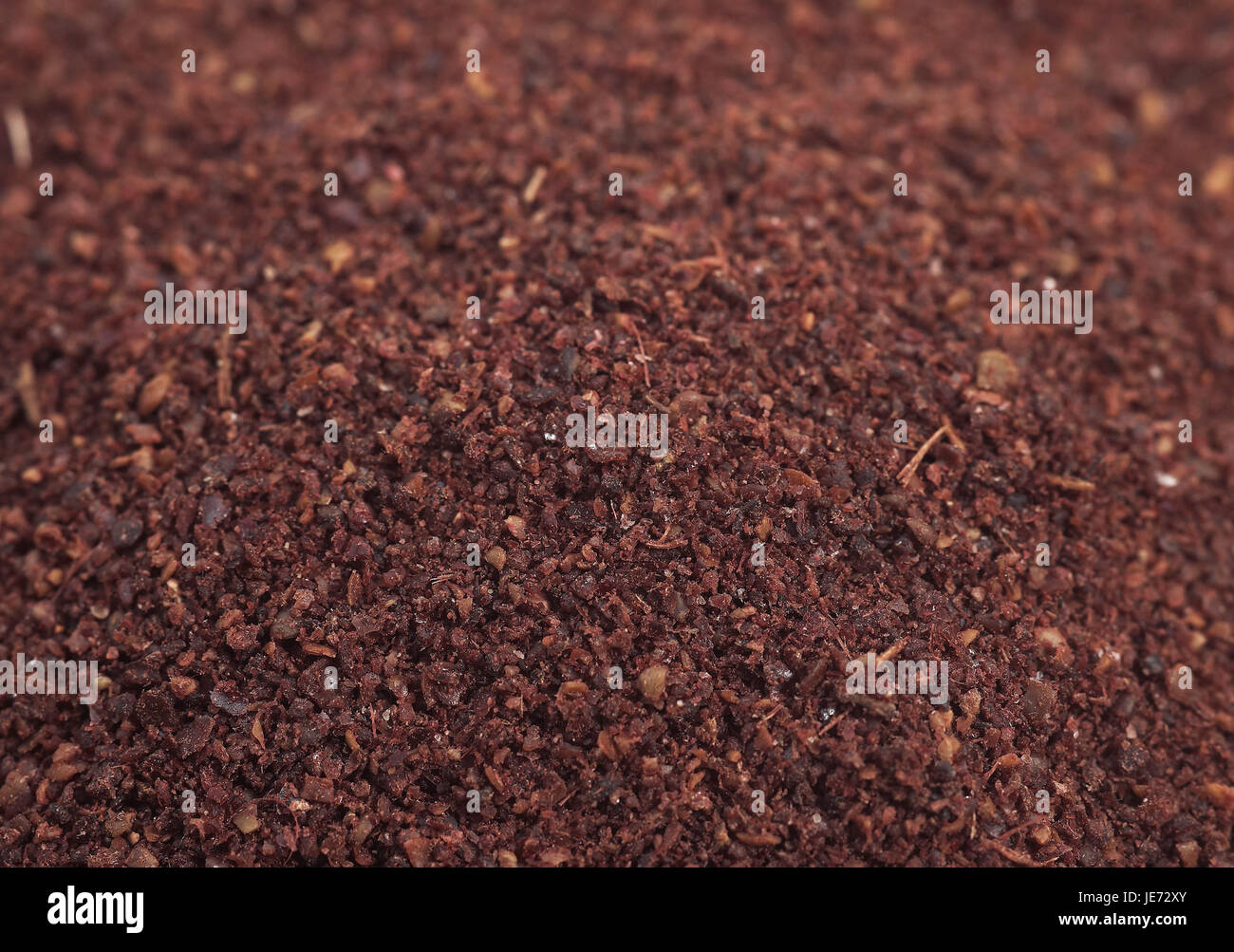 Gewürzsumach, Rhus Coriaria, Gerbersumach, sizilianischen Sumach, Crush, weißer Hintergrund, Stockfoto