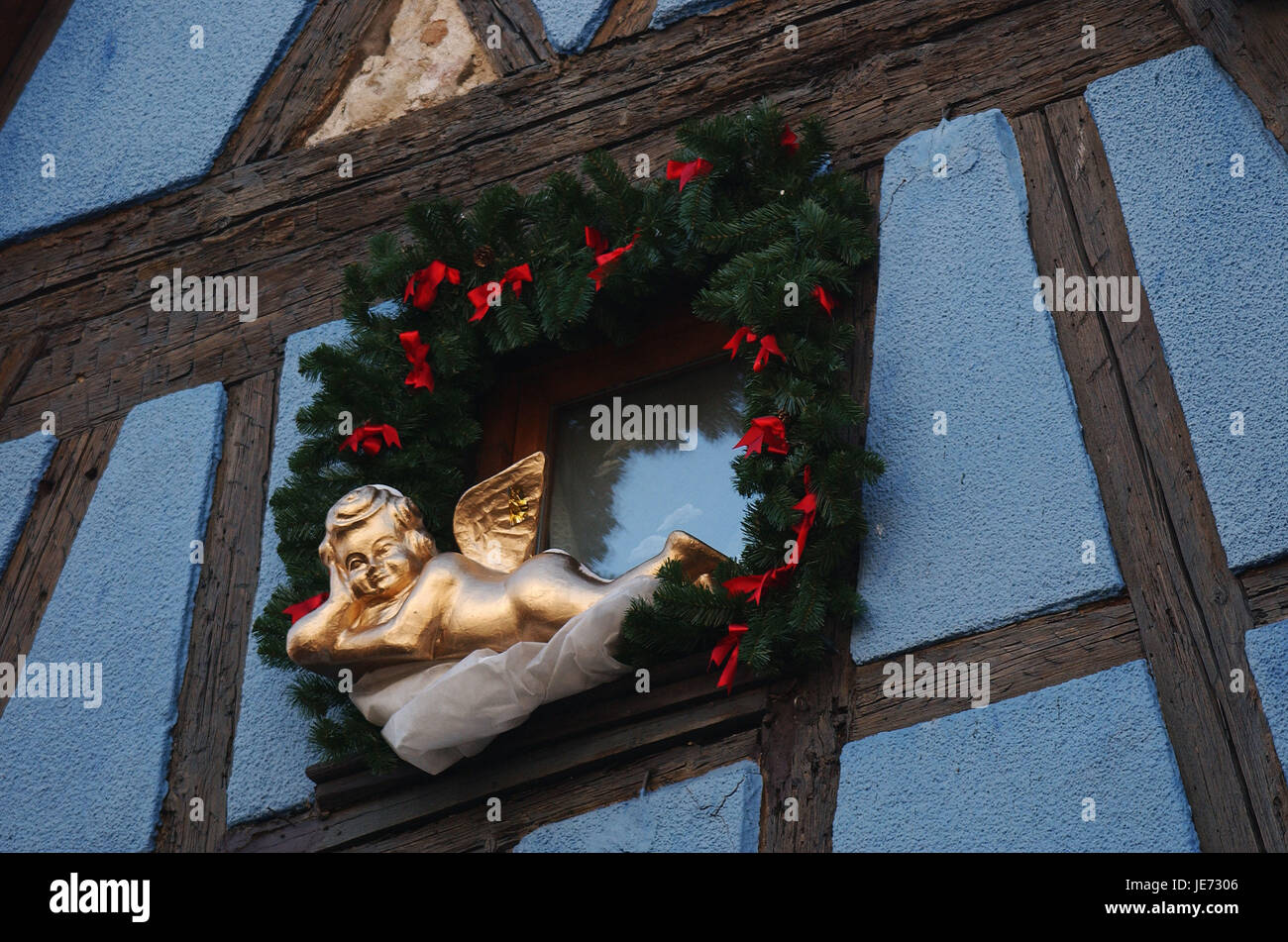 Weihnachten, Elsass, Ostfrankreich, Weihnachtsschmuck, Engel am Fenster, Stockfoto