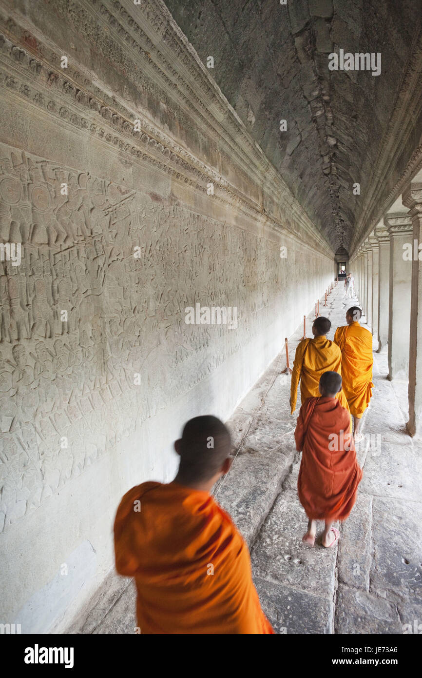 Kambodscha, Siem Reap, Angkor Wat, Mönche, zu Fuß, Mauer, Vorschlagsnoten, Reliefs, Vertretung, Szenen aus dem Ramayana-Epos, Stockfoto