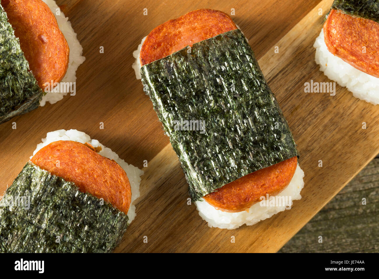 Hausgemachte gesunde Musubi Reis und Fleisch Sandwich aus Hawaii Stockfoto