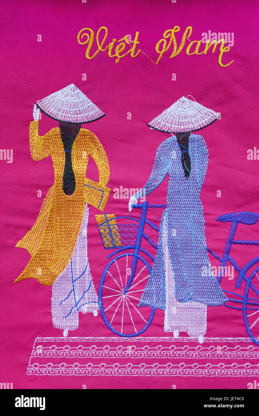 Vietnam, Hanoi, Stoff-Tasche, Stickerei, Souvenir, Vertretung, Frauen in der traditionellen Kleidung der Ao-Dai, Stockfoto